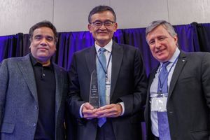 luis-silveira-entrega-phil-kaufman-award-2025-a-lip-bu-tan-ceo-da-intel