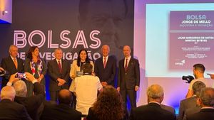 laura-esteves-recebe-mencao-honrosa-da-fundacao-amelia-de-mello